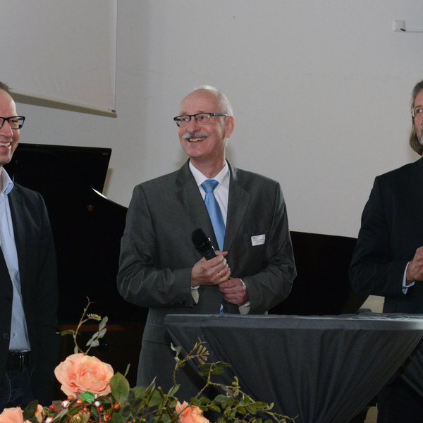 Prof. Dr. Clemens Die drei Gründungsprofessoren Jauch, Schaffczyk und Faber auf dem Prodium.