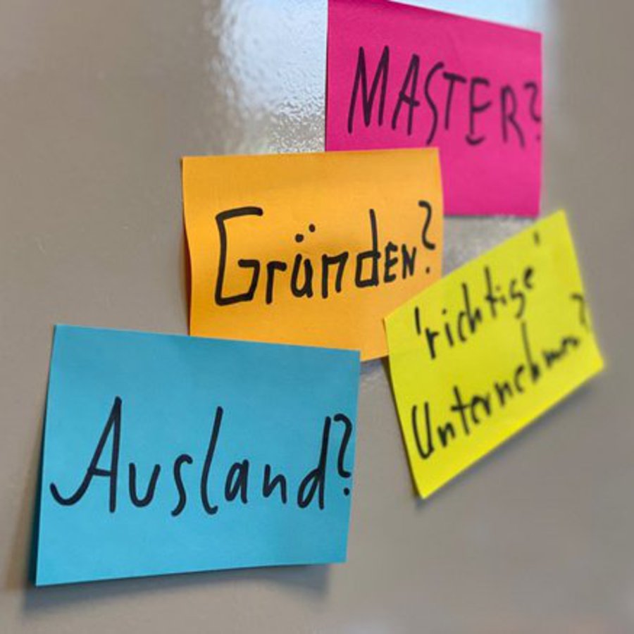 vier Post-it-Zettel an einer Stellwand