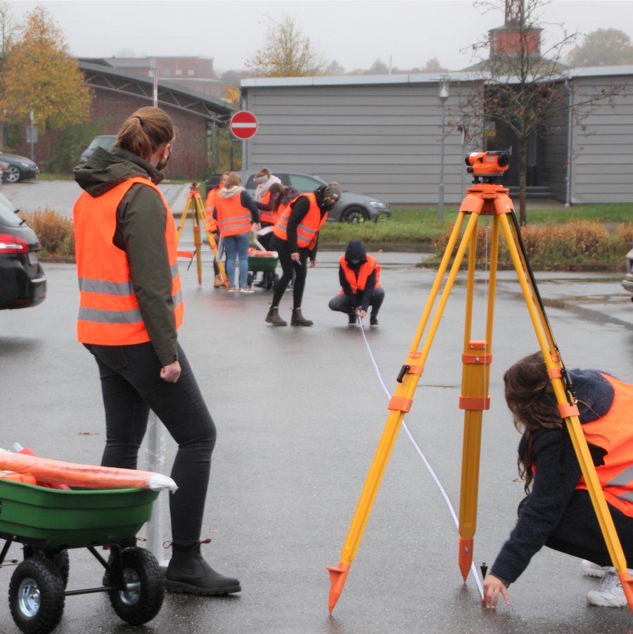 Studierende auf dem FH-Parkplatz.