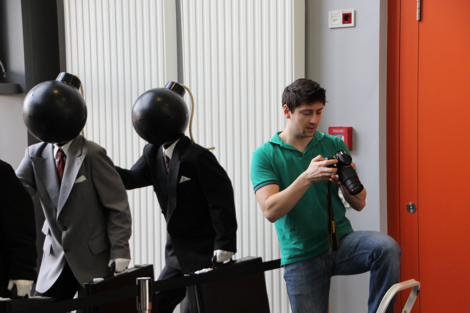 Das Bild zeigt eine Fotografen neben zwei Installationen, die wie die Musiker von Daft Punk aussehen.