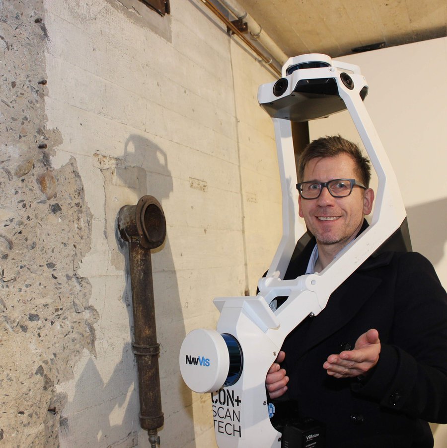 ein Mann mit einem Laserscanner-Rucksack im Bunker-D der Fachhochschule Kiel