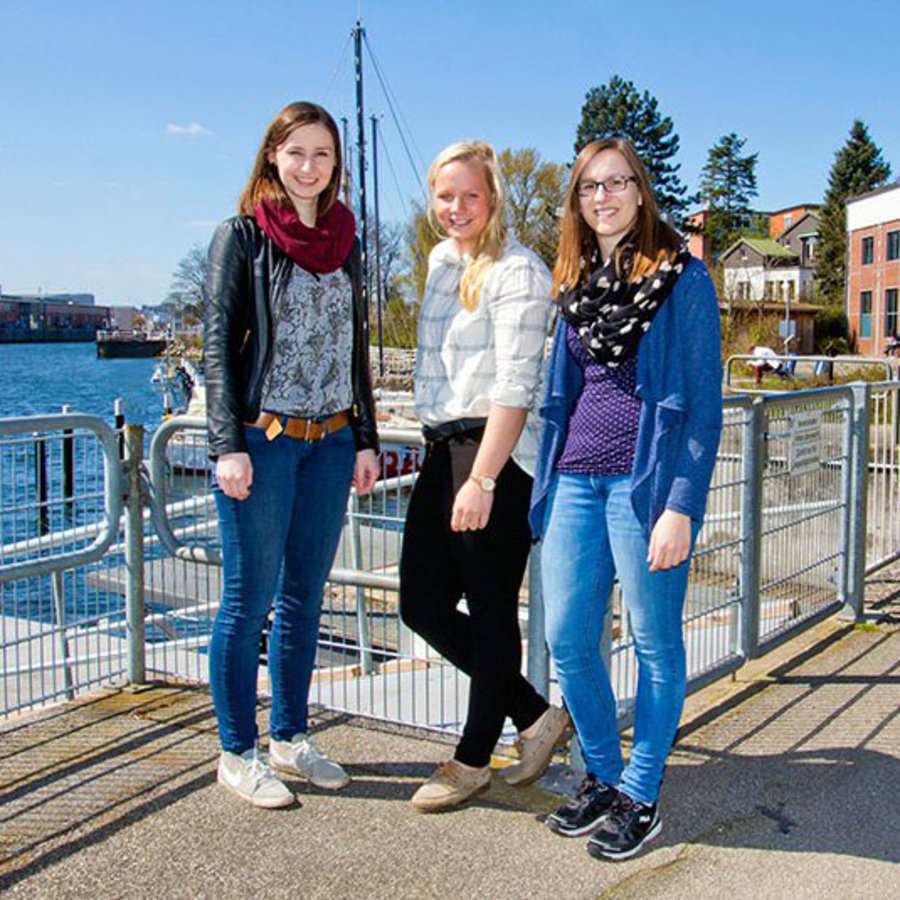 Drei TMM-Studentinnen stehen am Wasser bei der Schwentinemensa