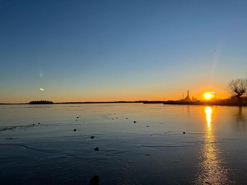 Sonnenuntergang am Mälaren See, es ist eine gefrorene Eisdecke auf dem See