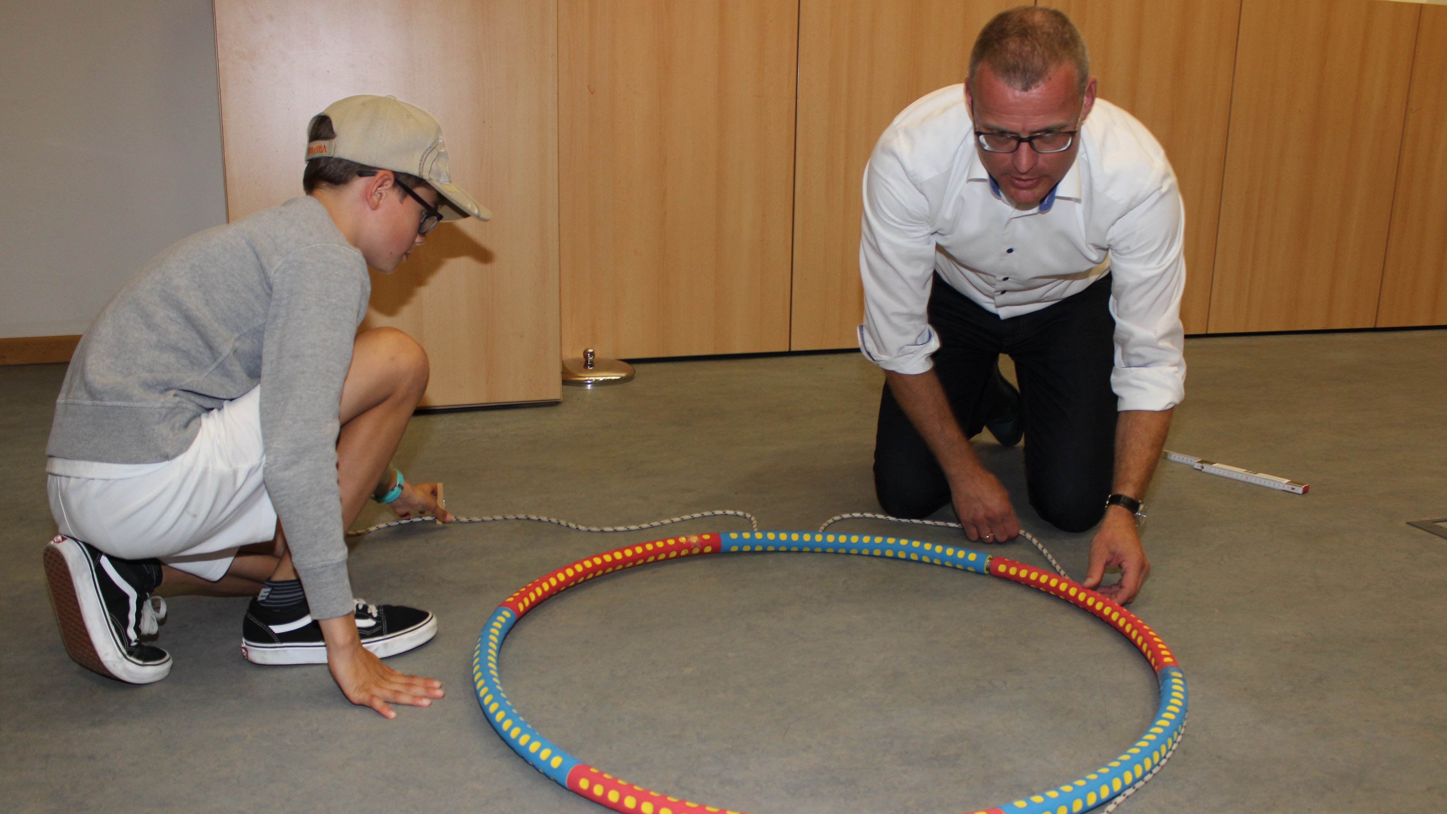 Justus und Prof. Dr. Björn Christensen vermessen bei der Museumsnacht einen Hula-Hoop-Reifen