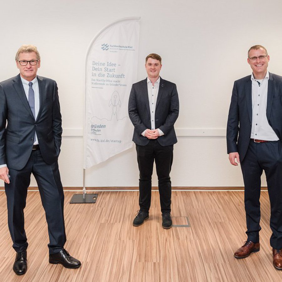 BU: (v.l.n.r.) Wirtschaftsminister Dr. Bernd Buchholz, Tim Thiericke (Gründungszentrum FH Kiel) und Prof. Dr. Björn Christensen (Präsident FH Kiel) in den Räumen des Gründungszentrums auf dem Seefischmarkt.