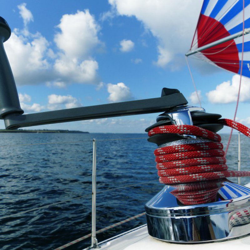 Eine Kordel an einem Segelboot, welches sich auf dem Meer bewegt.