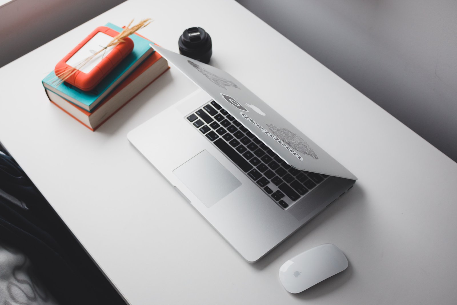 Schreibtisch mit Laptop und angeschlossener externer Festplatte