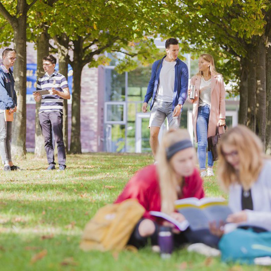 Studentinnen und Studenten auf dem Sokratespltz auf dem Campus der FH Kiel