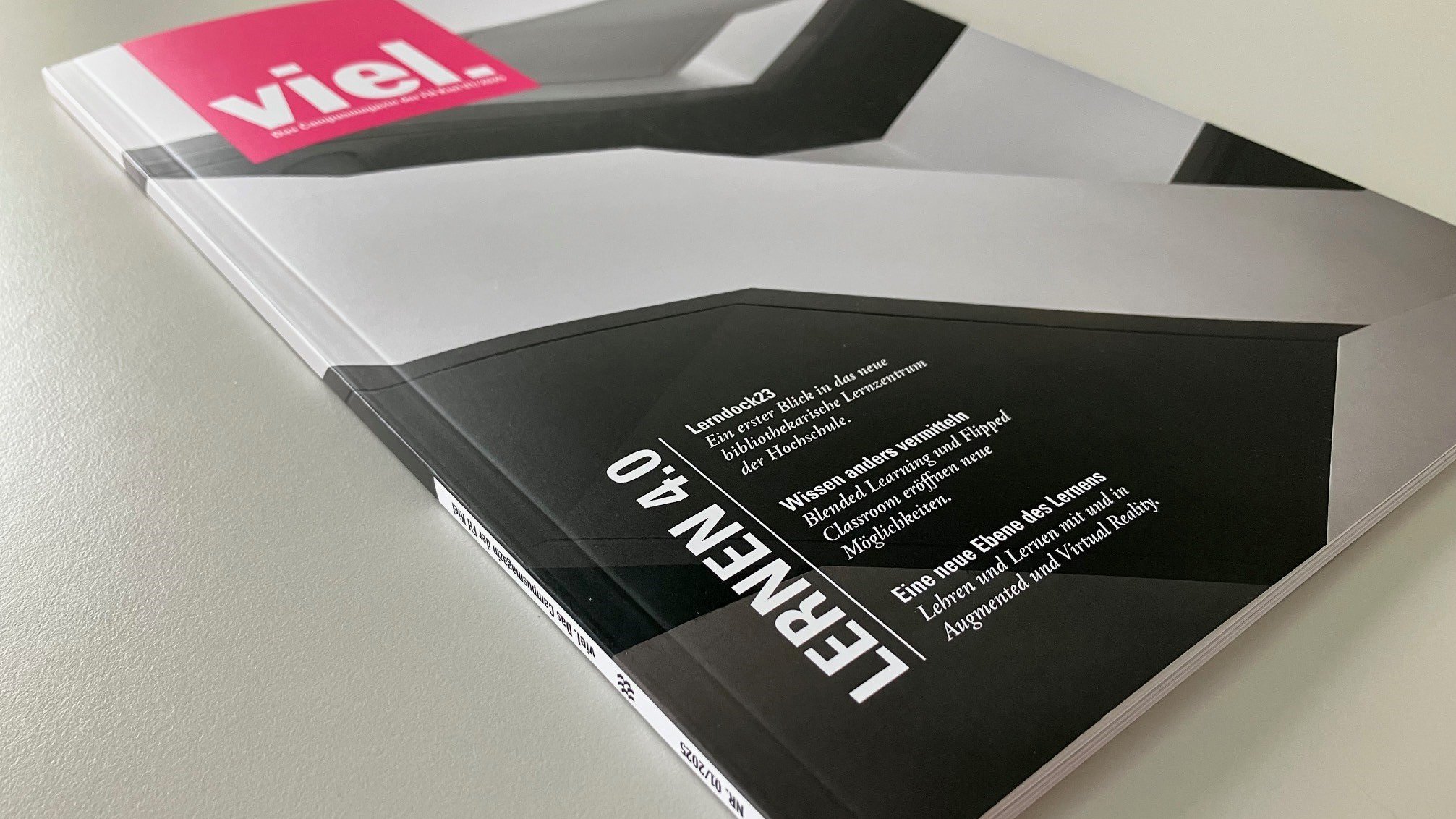 auf einem Tisch liegt die erste Ausgabe 1/2025 des Hochschulmagazins viel. der FH Kiel