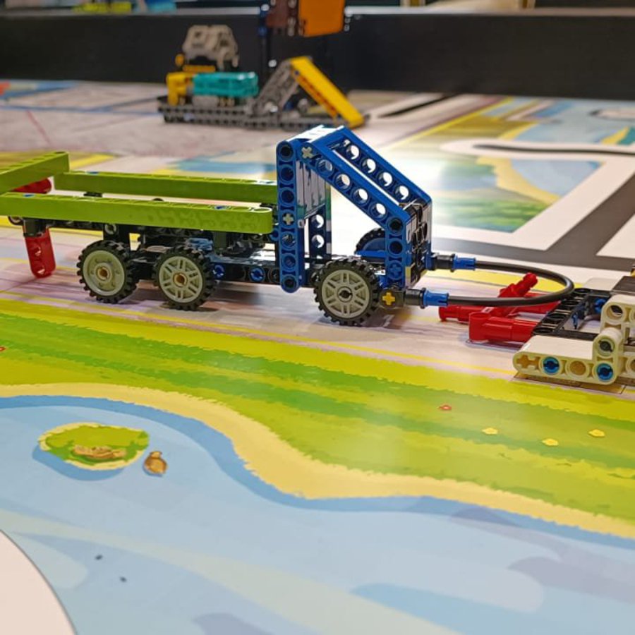 ein mit Lego gebautes Gefährt
