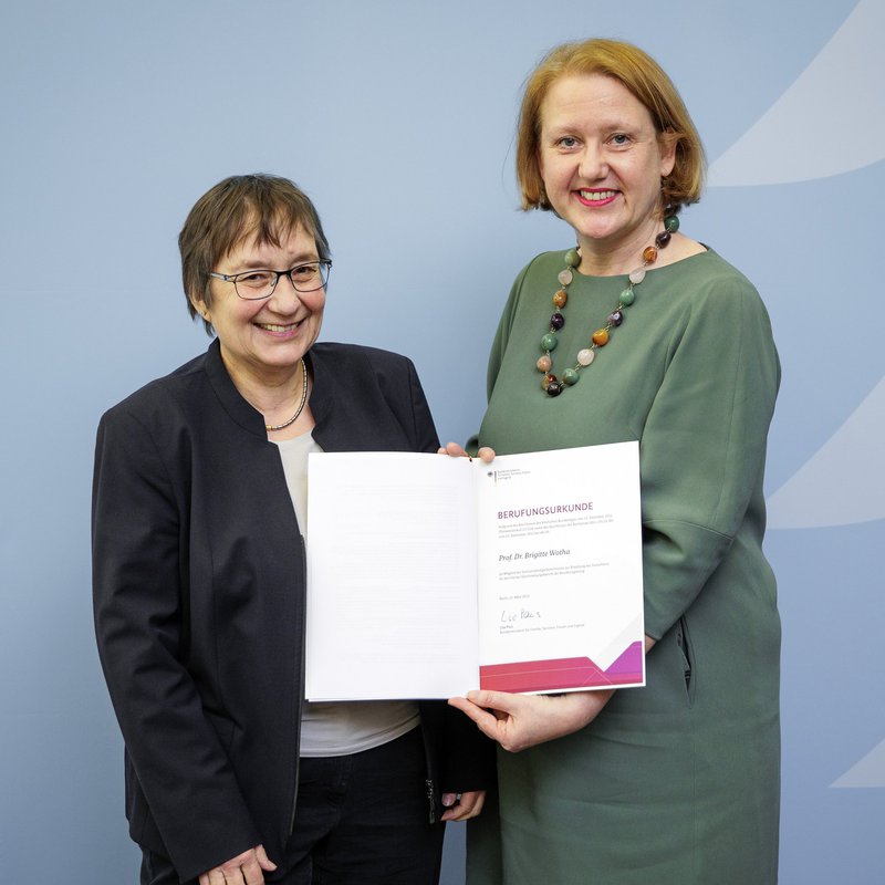 Prof. Brigitte Wotha steht links, neben ihr steht Ministerin Lisa Paus, die eine Ernennungsurkunde in die Hand hält.    
