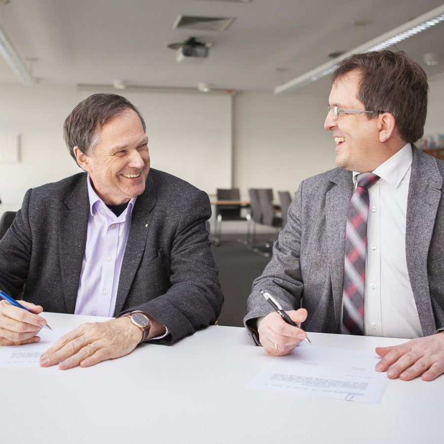 Torsten Wendt, Landrat des Kreises Steinburg (rechts im Bild), und Prof. Dr. Udo Beer, Präsident der FH Kiel