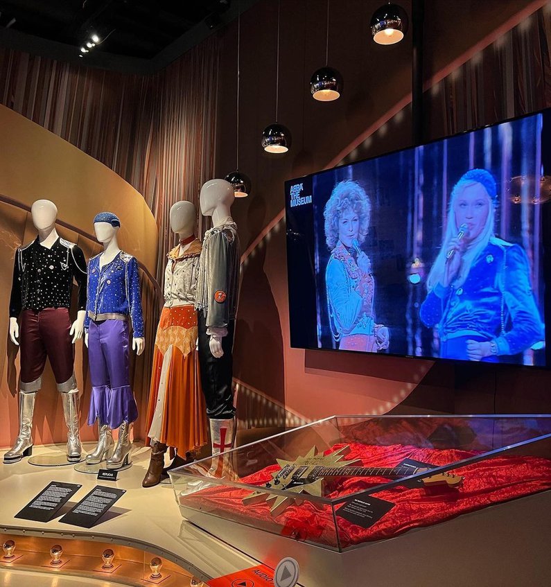 Kostüme und Requisiten der ABBA Mitglieder im Museum