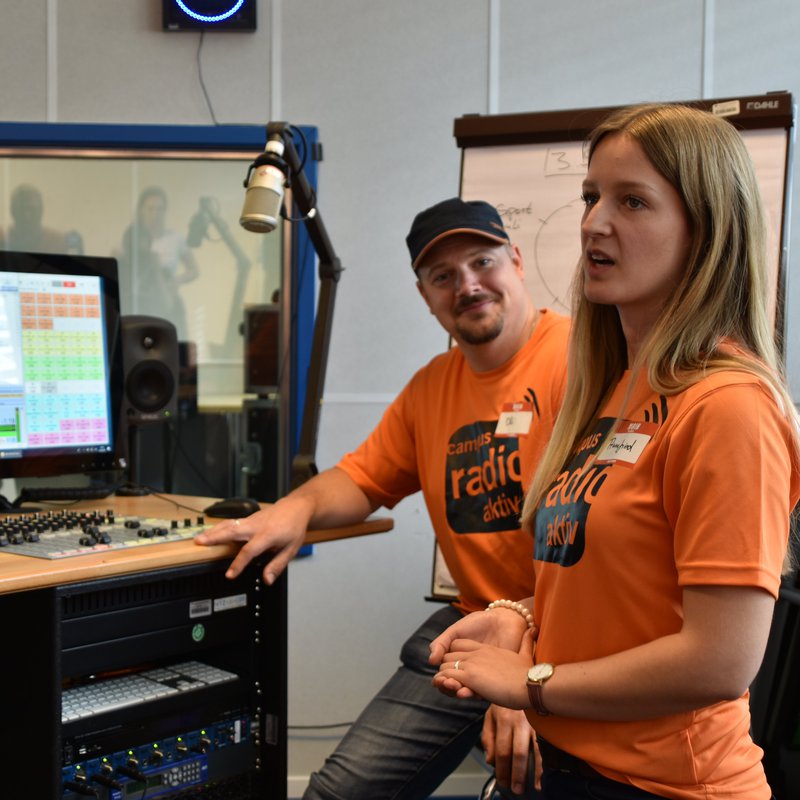 Ein Man und eine Frau in einem Radiostudio.