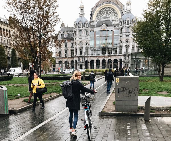 Mit dem Fahrrad unterwegs Richtung Hauptbahnhof, ohne Fahrrad geht in Antwerpen nichts! Foto: Baxmann