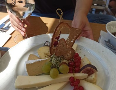 zu sehen ist eine Brettljause, eine angerichtete Platte mit Brot, Käse und Wurstspezialitäten
