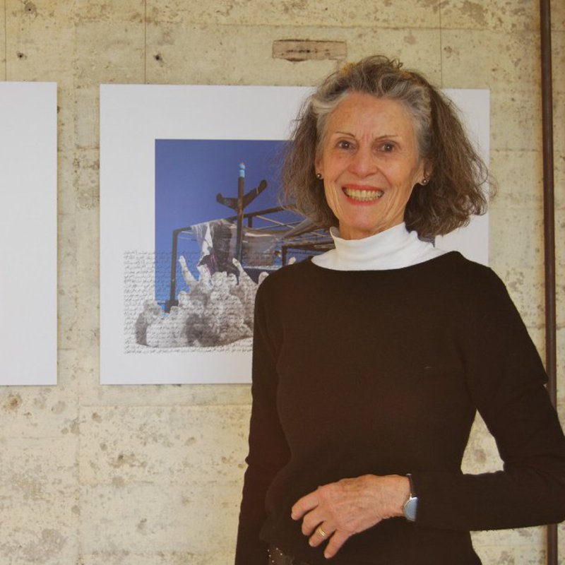 Die Kieler Künstlerin Mari-Luise Liebe vor ihren Fotografien in der Galerie des Bunker-D 