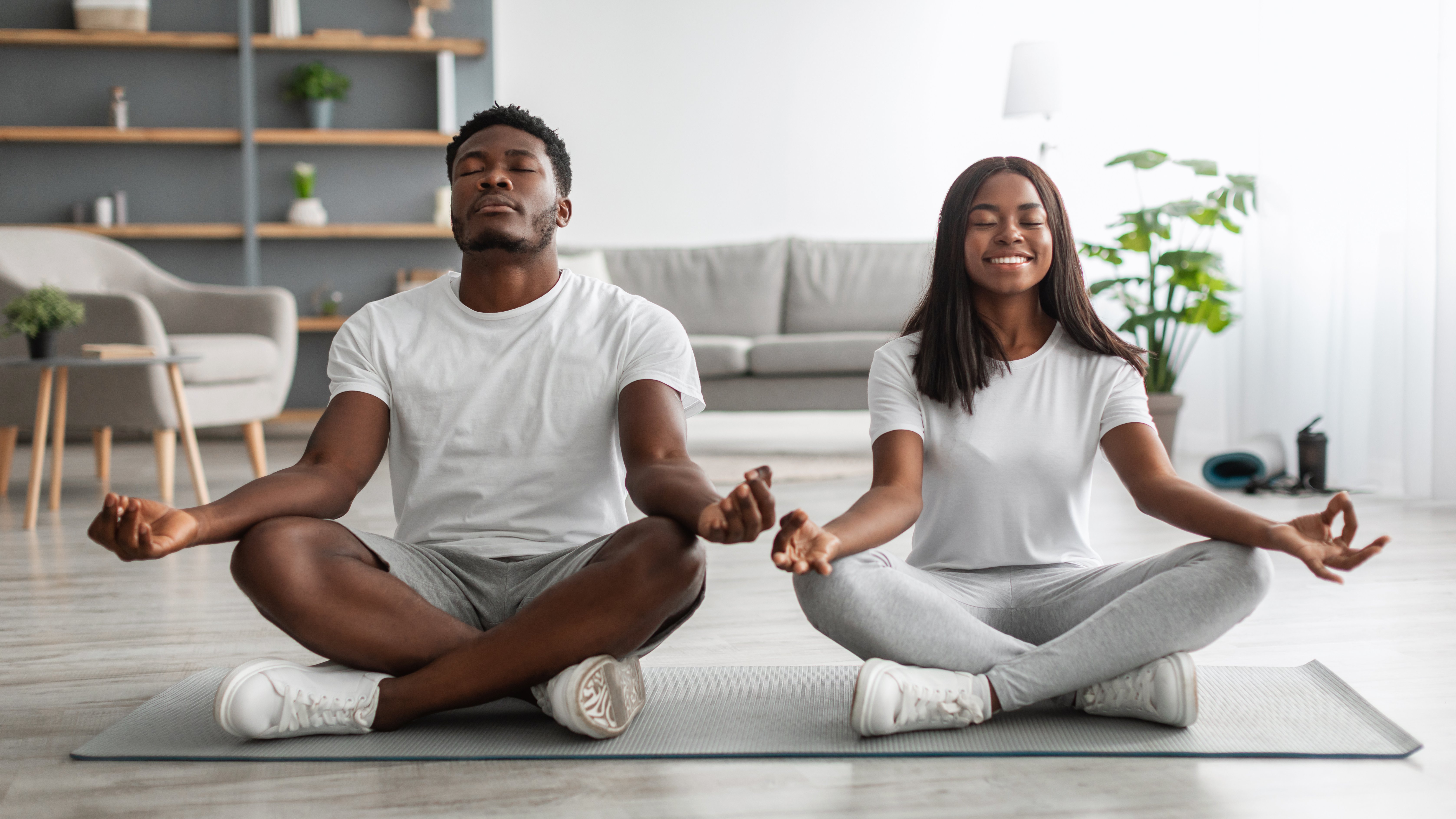 ein Mann und eine Frau beim Yoga