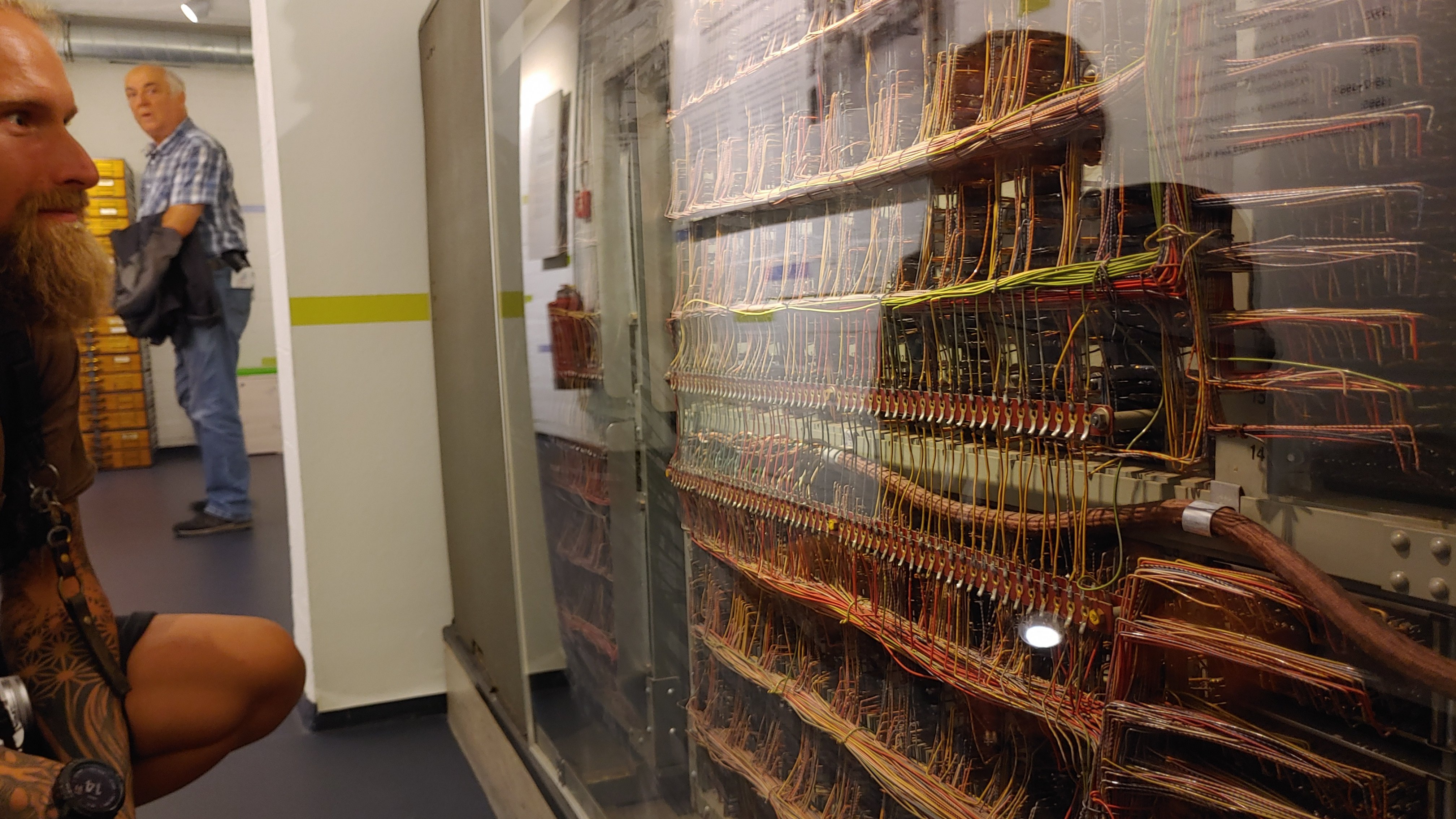Blick in einen Schaltschrank im Computermuseum an der FH Kiel