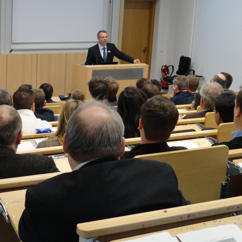 Prof. Dr. Lorenzen spricht vor Publikum