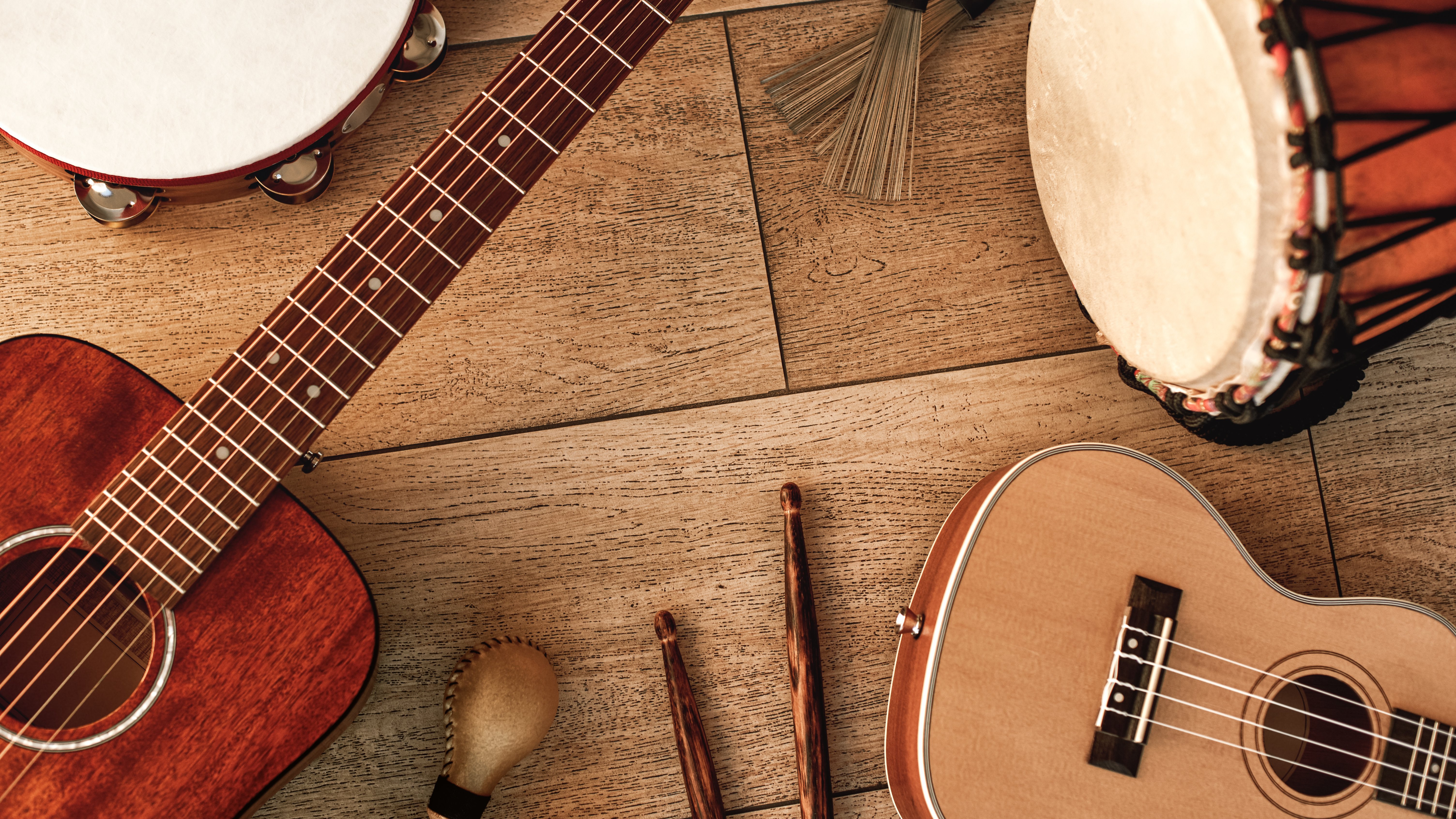 Blick von oben auf eine Schelle, eine Trommel, eine Okulele und eine Gitarre