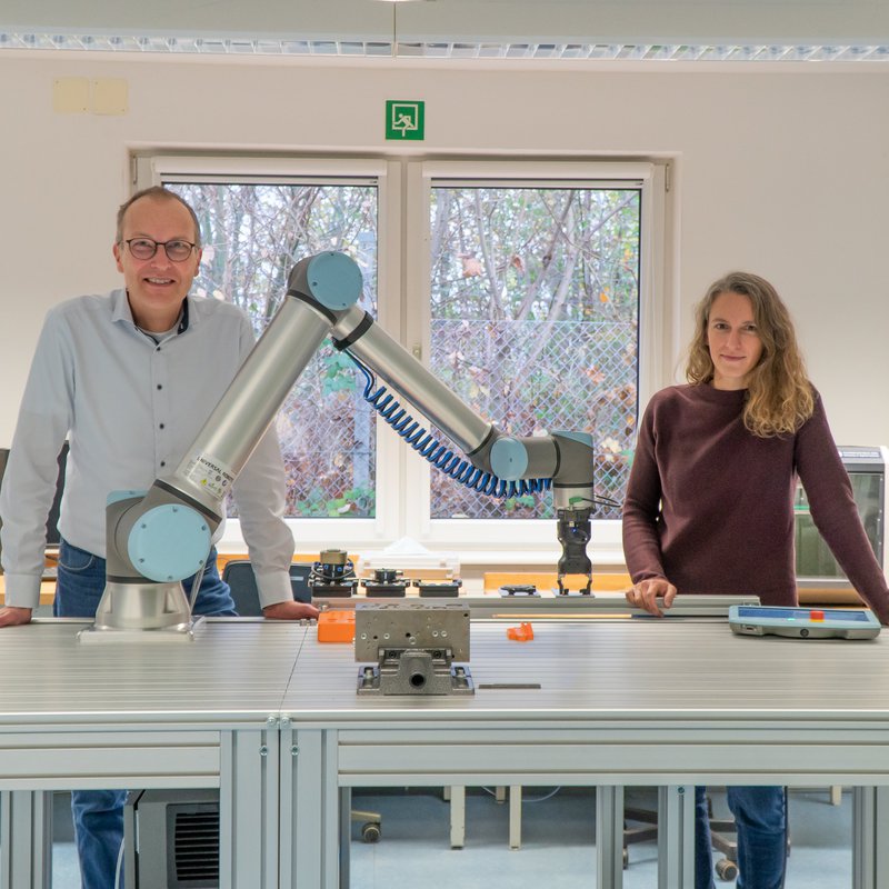 Professor Dr. Bernd Finkemeyer und Sabine Hipp stehen im Robotiklabor der Fachhochschule Kiel.