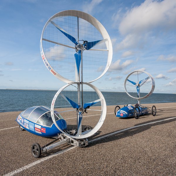 die Gegenwindfahrzeuge des Kieler Studierendenteams am Wasser