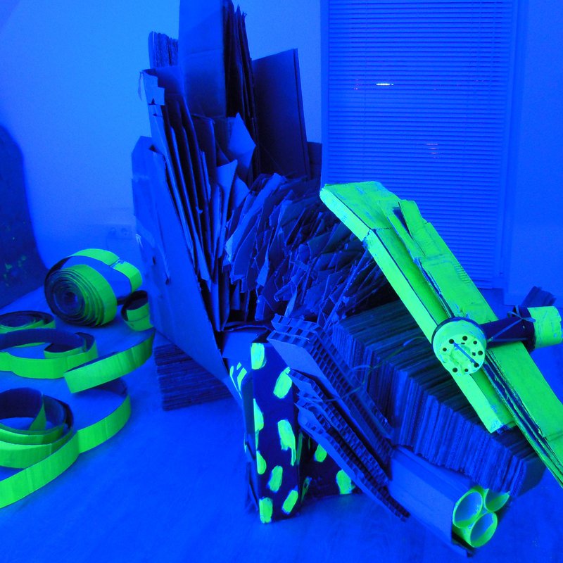 Die Installation „Continuum Rex“ besteht aus Karton und ist mit fluoreszierender Farbe versehen. Foto: Sigrun Jakubaschke.