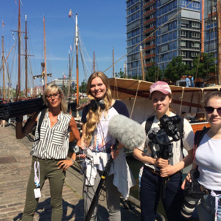 Kamerateam am Hafen