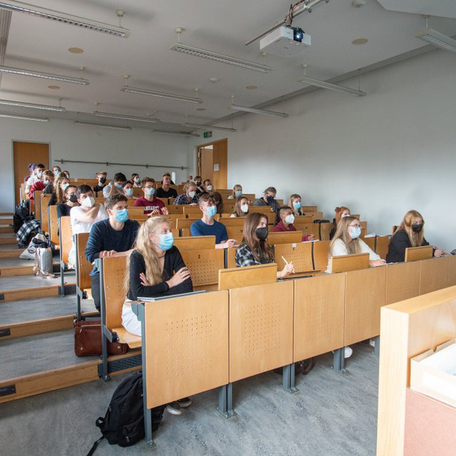 Studierend im Hörsaal. Foto: Sönke Schaack. 