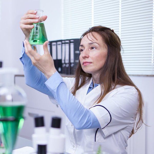 Eine Frau in einem Labor