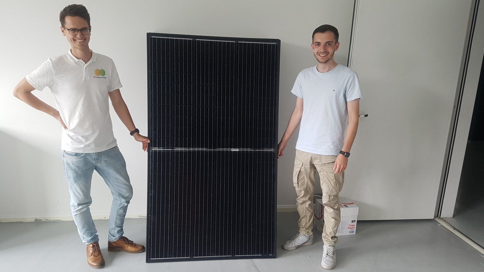 zwei Männer an einem Solarmodul