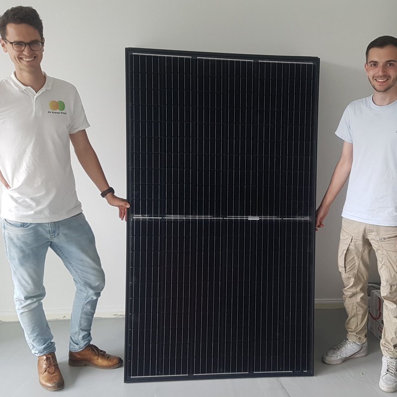 zwei Männer an einem Solarmodul