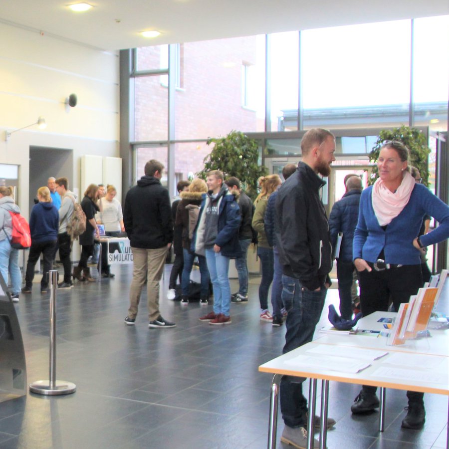 Menschen auf einer Messe