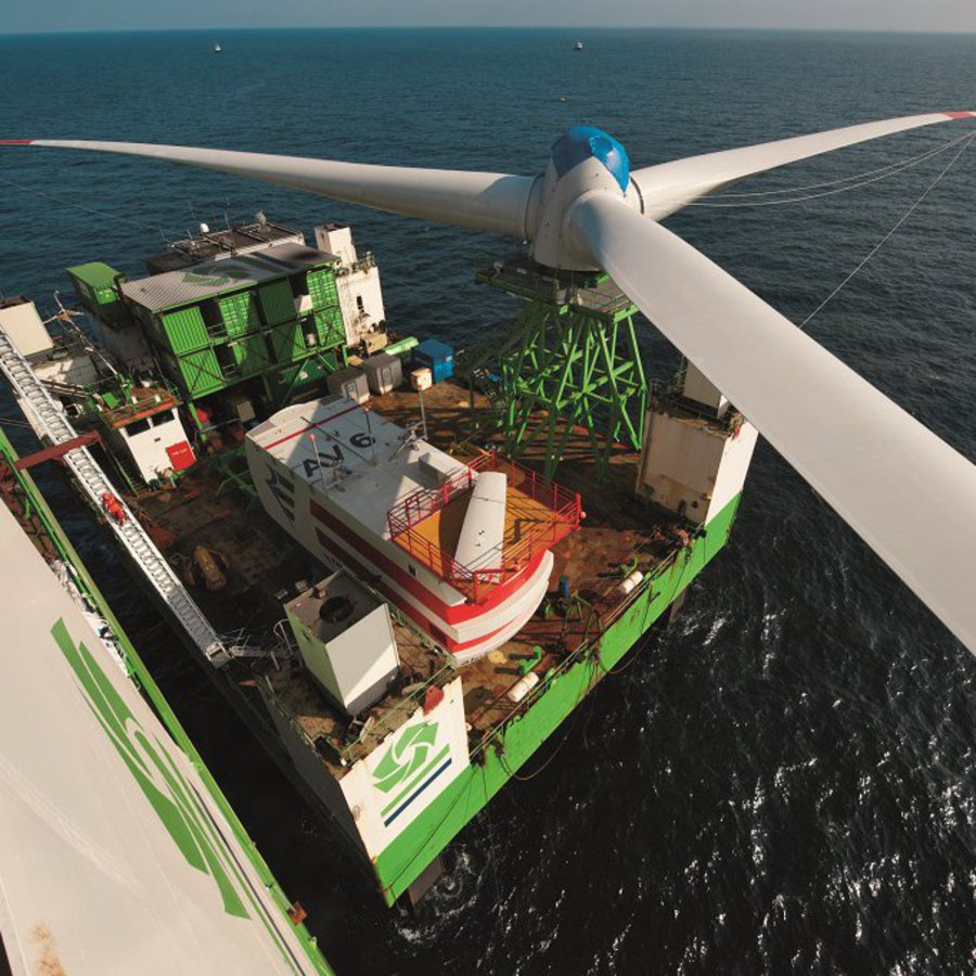 Gondelmontage an einer Windkraftanlage. © Stiftung OFFSHORE-WINDENERGIE | Repower | Jan Oelker