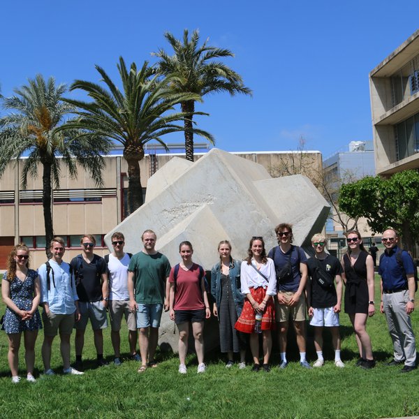 eine Gruppe von Bauwensen-Studierenden der FH Kiel auf dem Campus der UP in Valencia