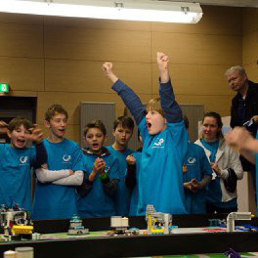 Schüler en­thu­si­as­tisch beim Regionalwettbewerb der Lego League 2017.