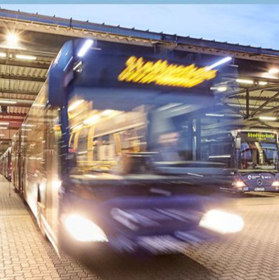 2 Busse fahren aus Halle