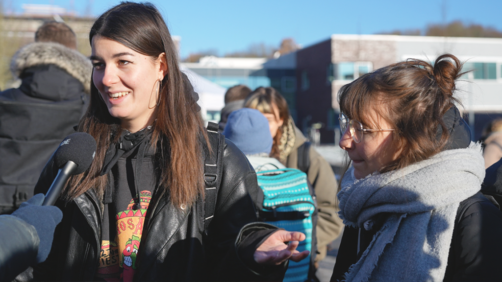 zwei Studentinnen im Gespräch auf dem Sokratesplatz