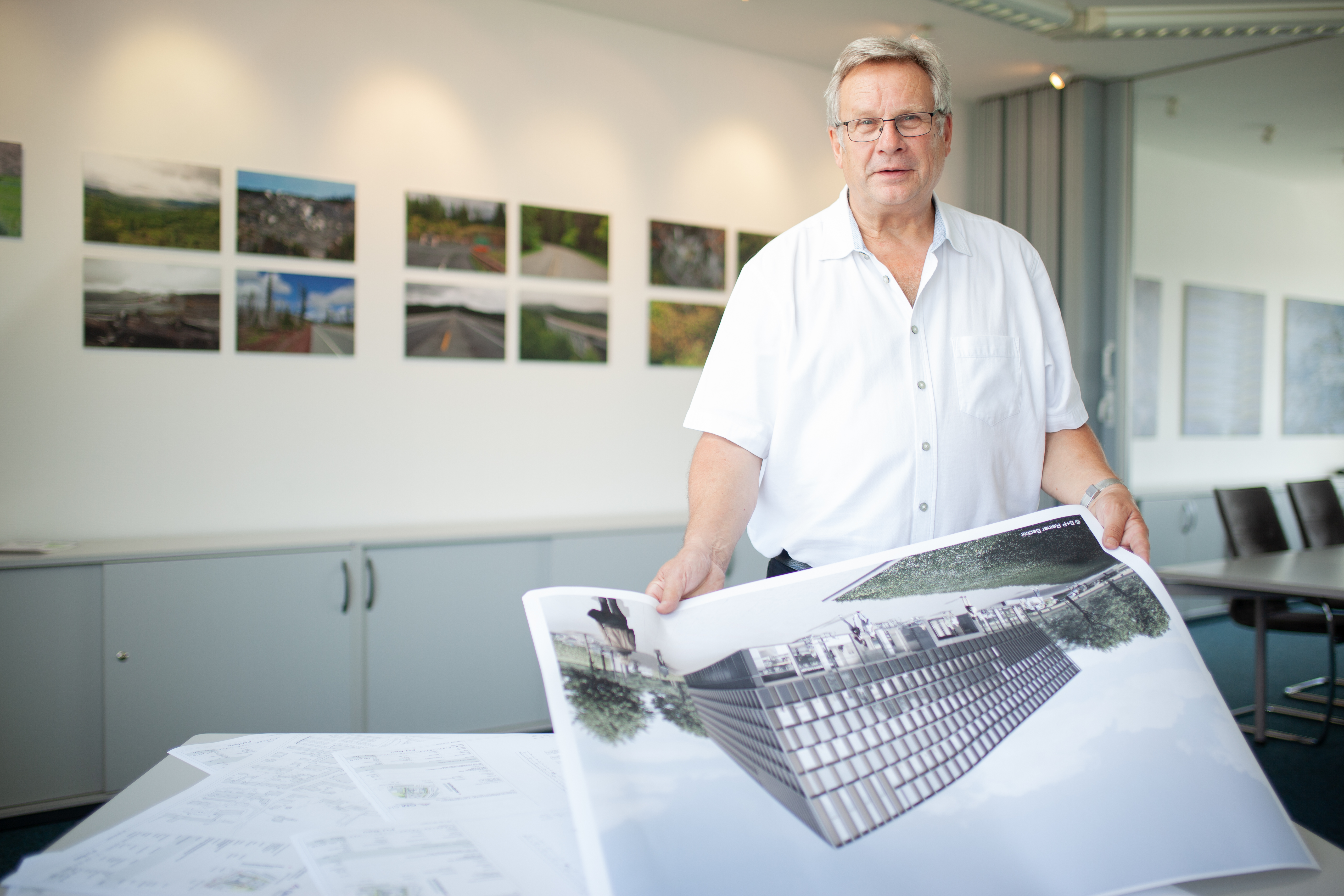 ein Mann mit einer Bauzeichnung