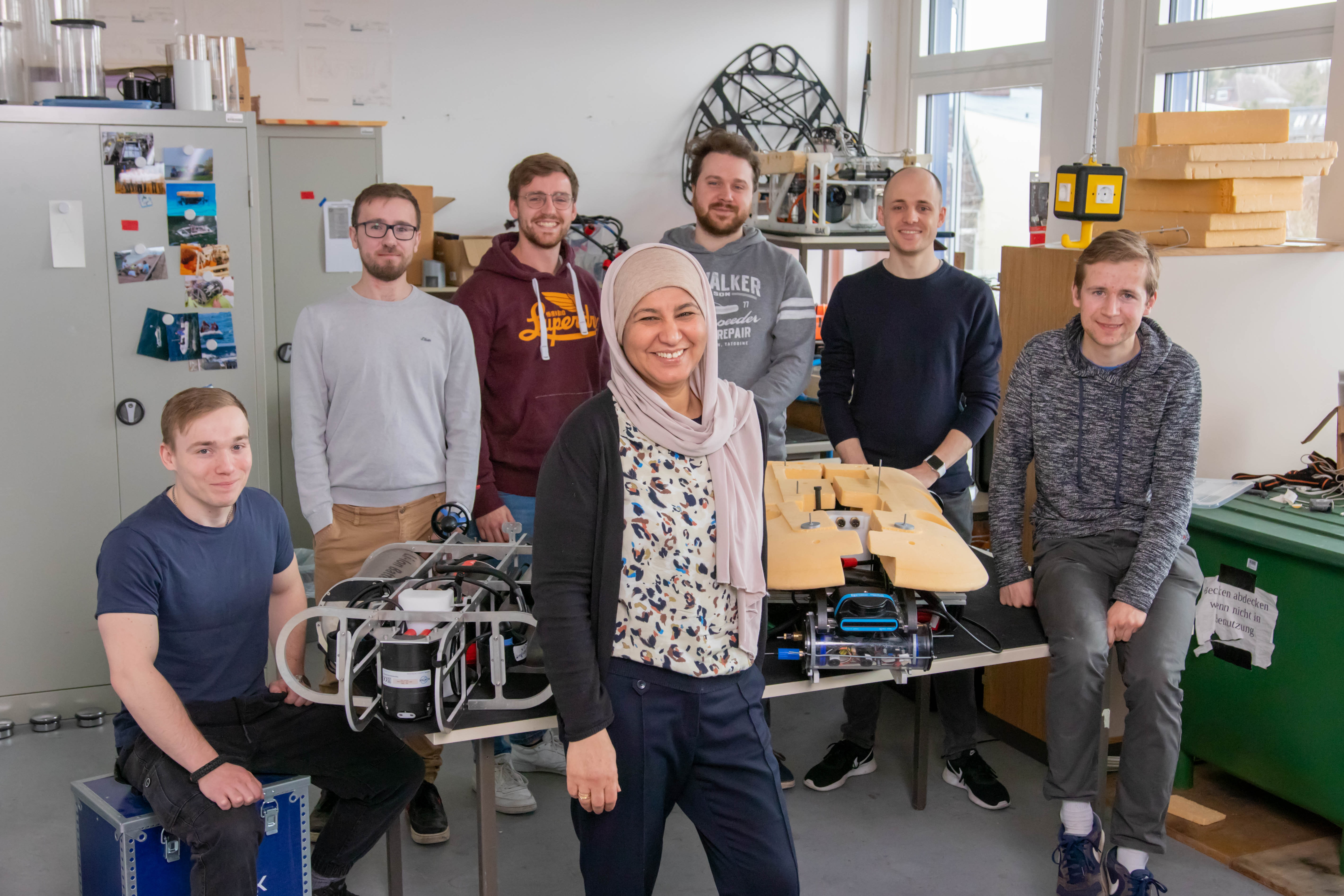 Foto: Knittler eine Gruppe von Menschen um ein AUV