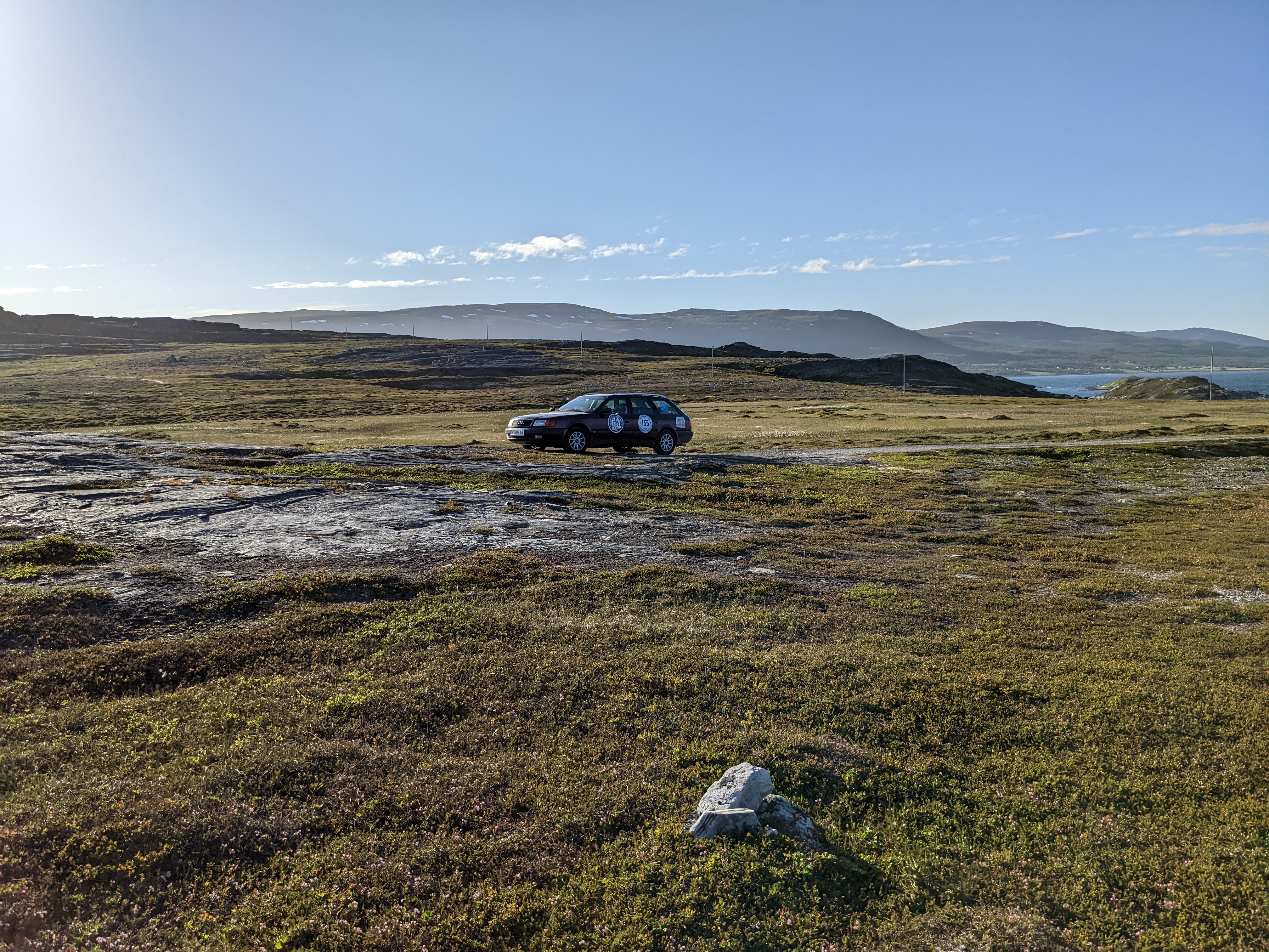 ein Auto in freier Landschaft