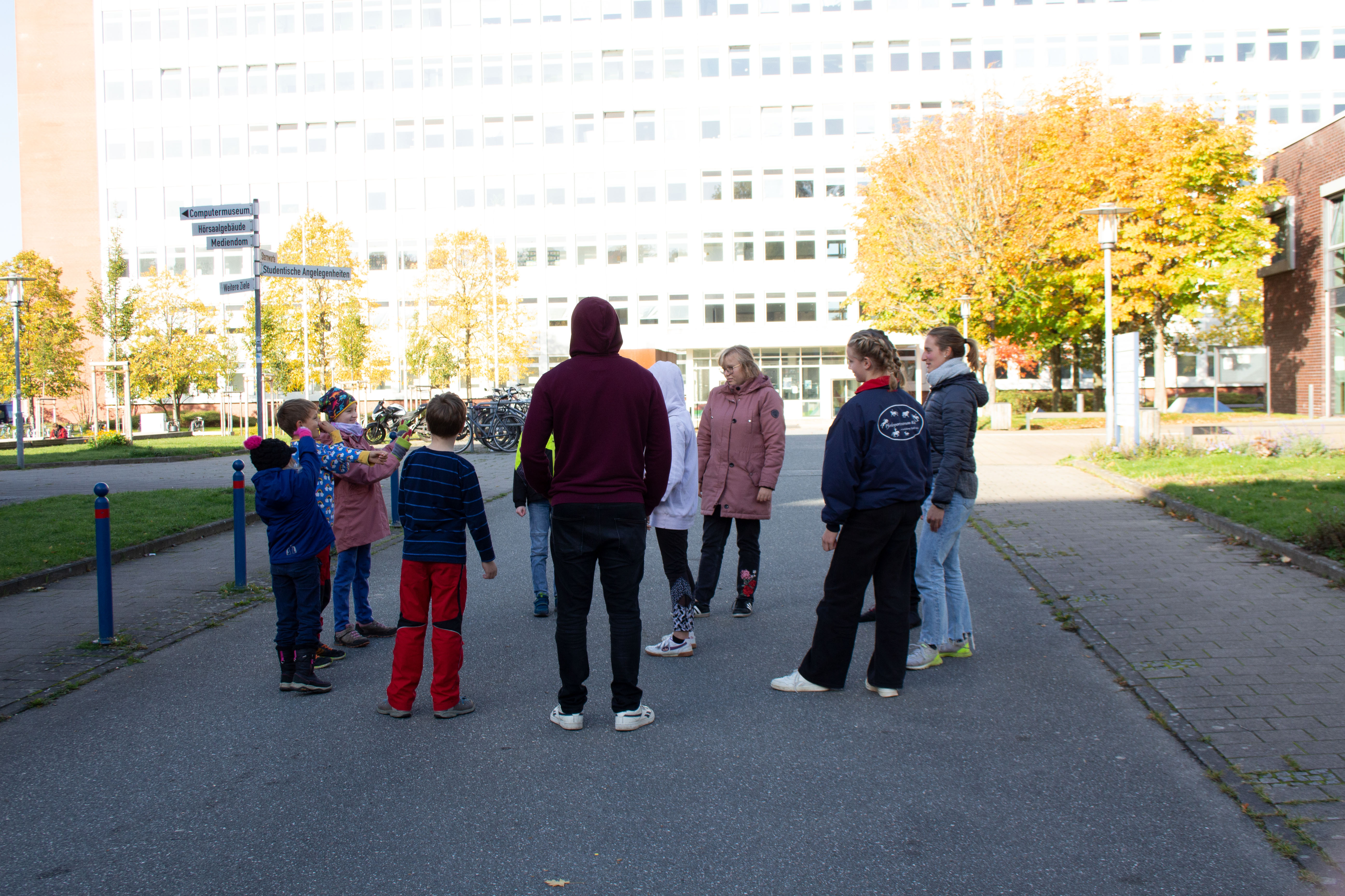 Gruppe von Menschen auf einer Straße