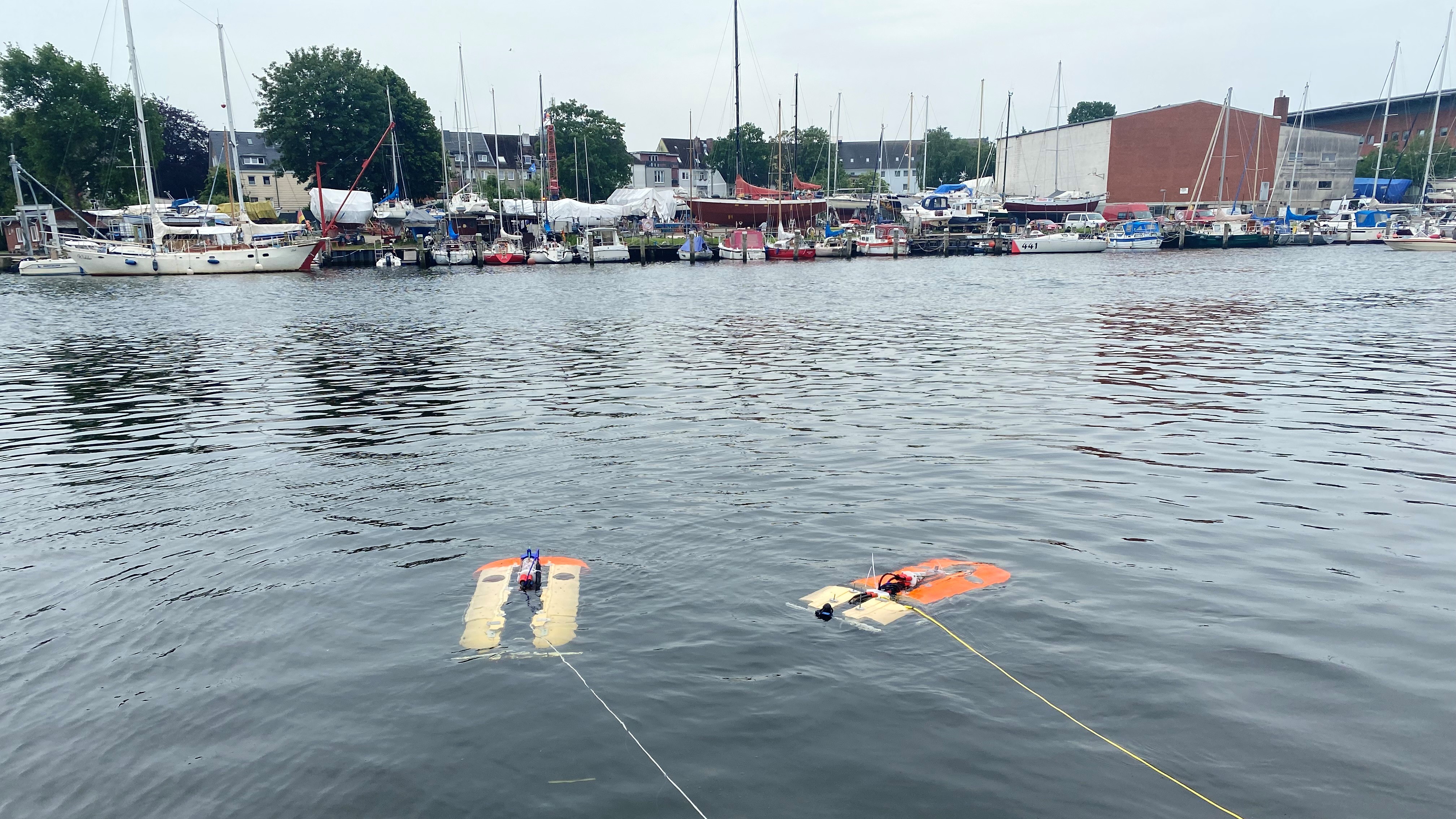 Zwei autonome Unterwasserfahrzeuge im Wasser