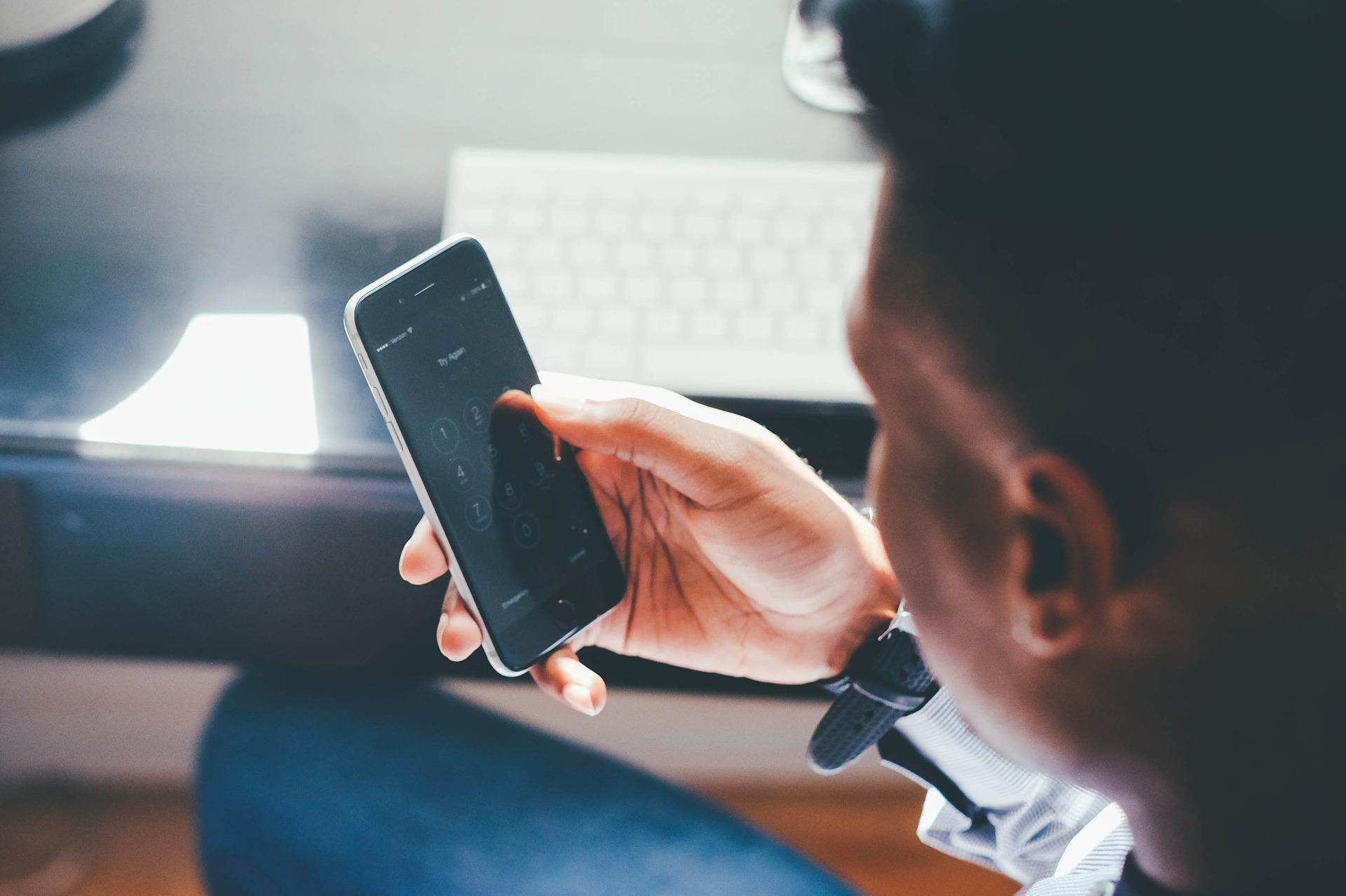 ein junger Mann mit Handy in der Hand