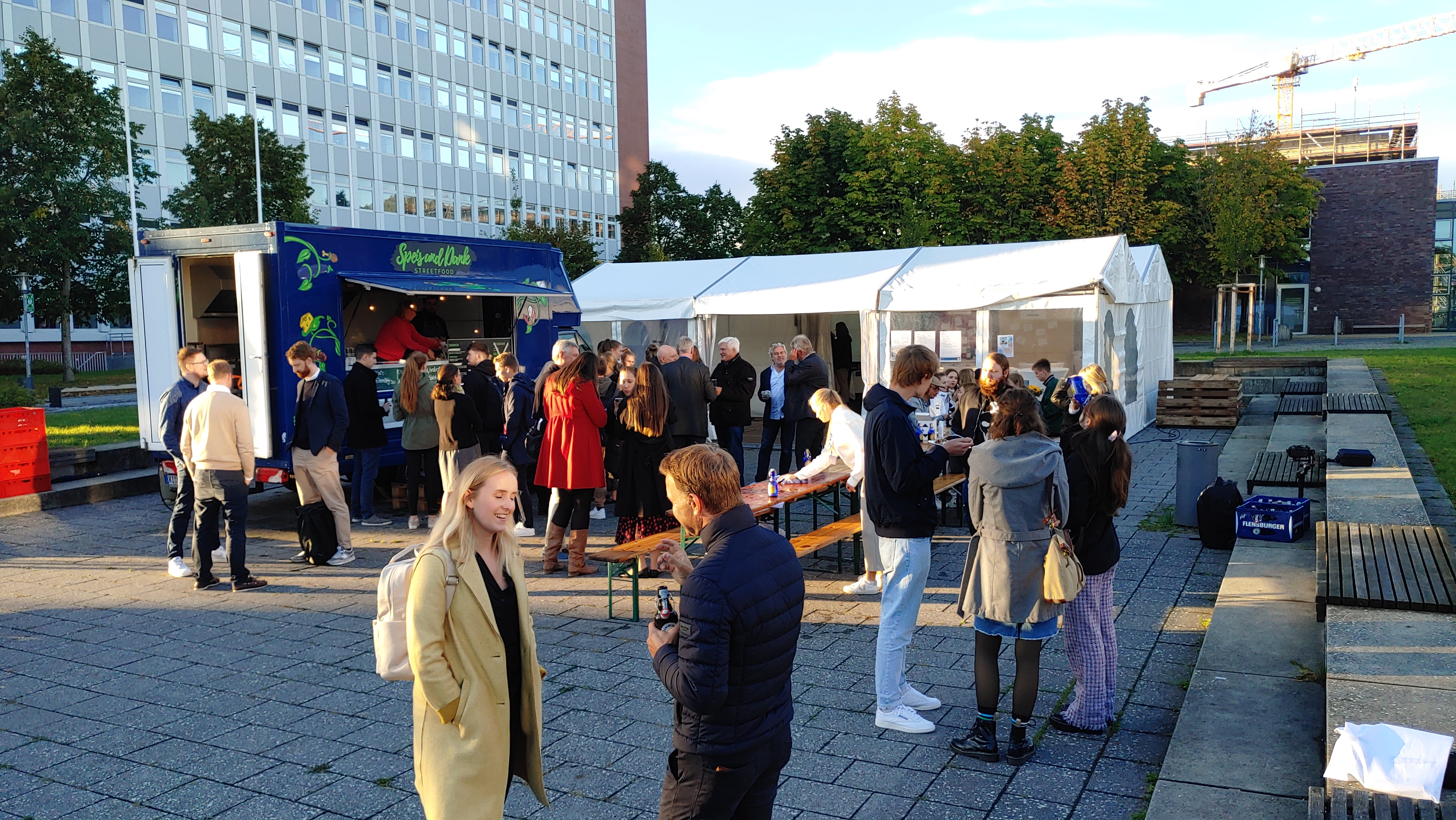 Menschen an Ständen auf dem Sokratesplatz in Kiel