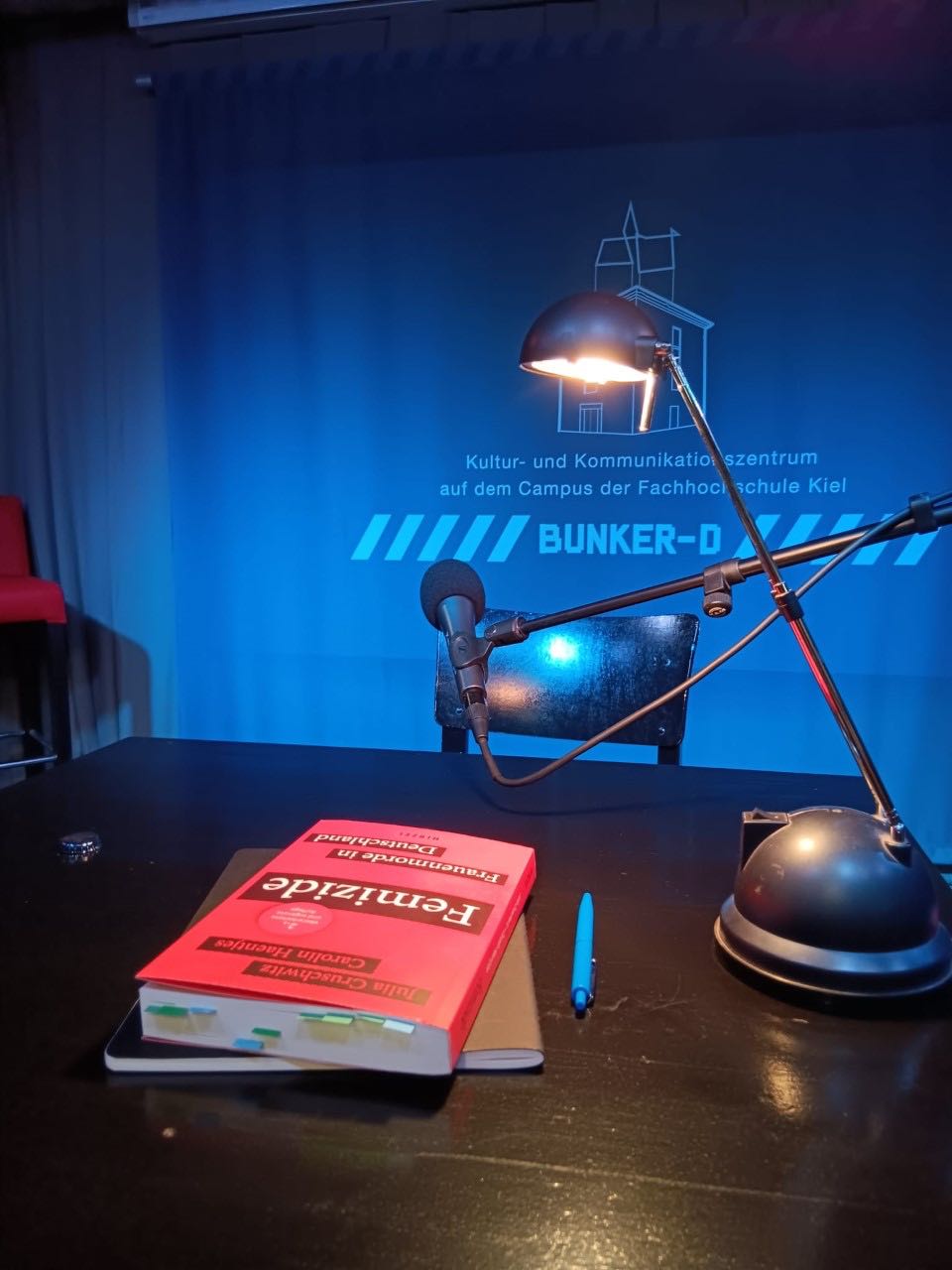 Ein Tisch mit einem Buch.