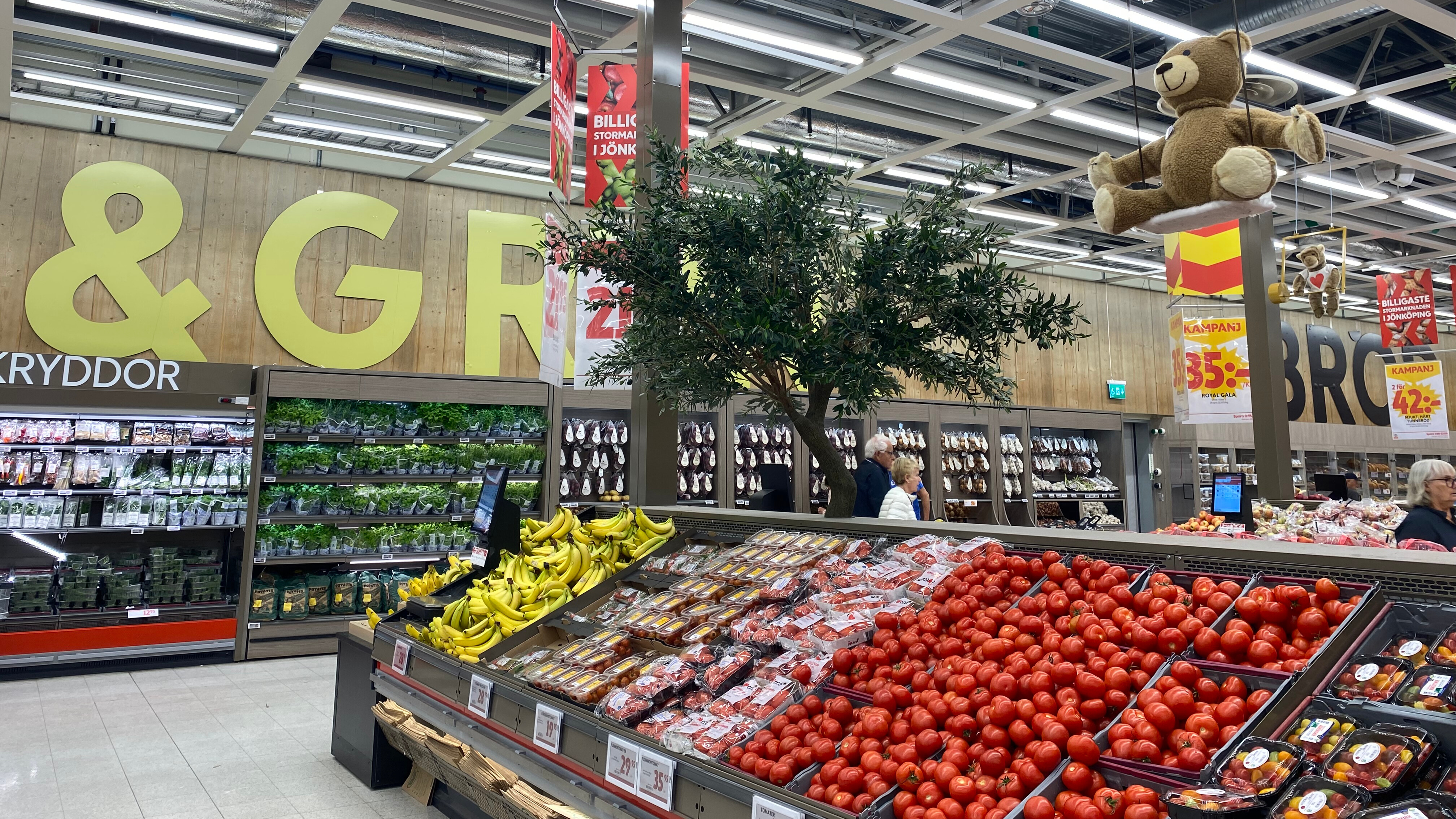 Blick auf Obst und Gemüse im schwedischen Supermarkt