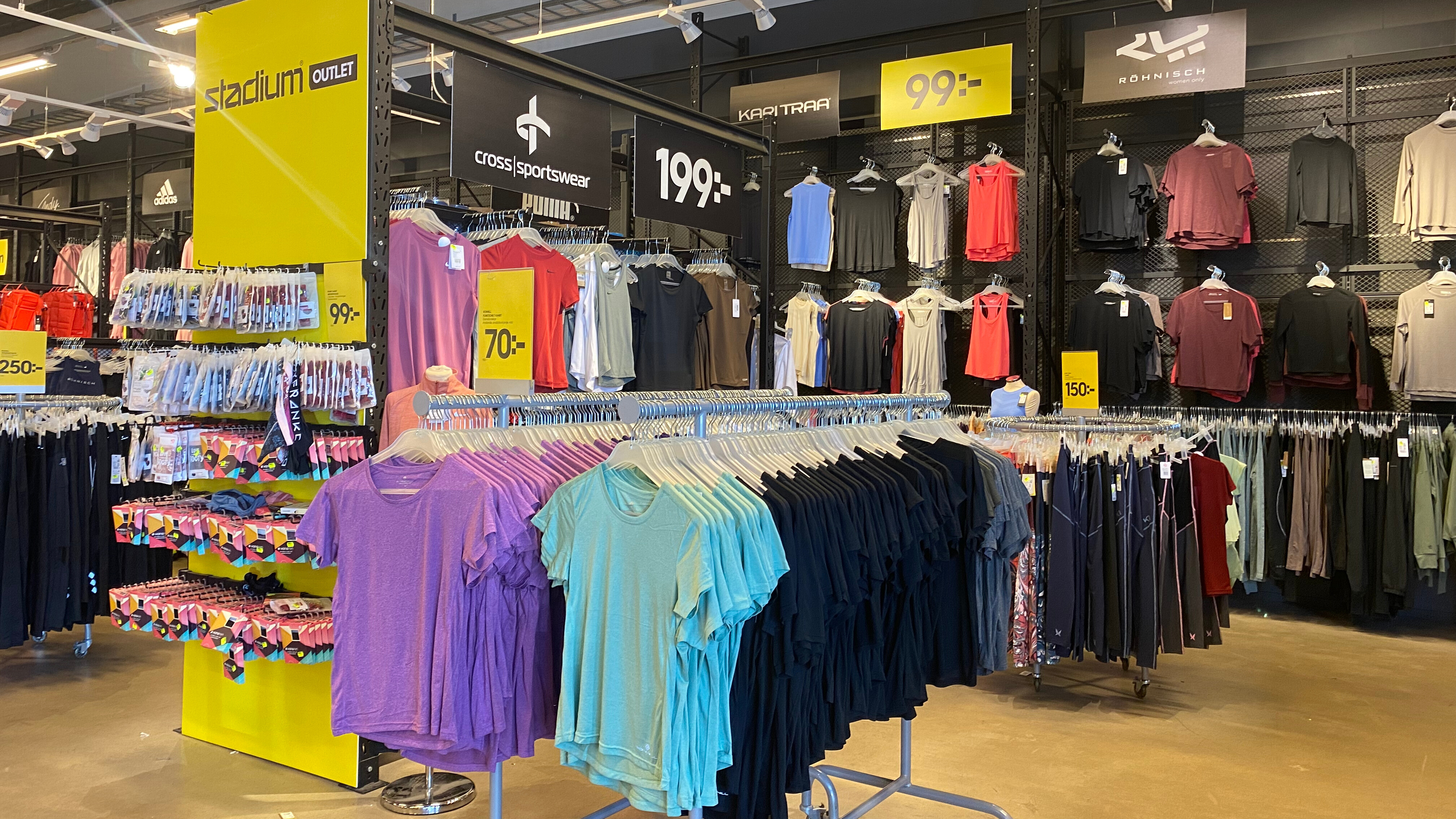Blick auf T-Shirtregale in einem schwedischen Shop