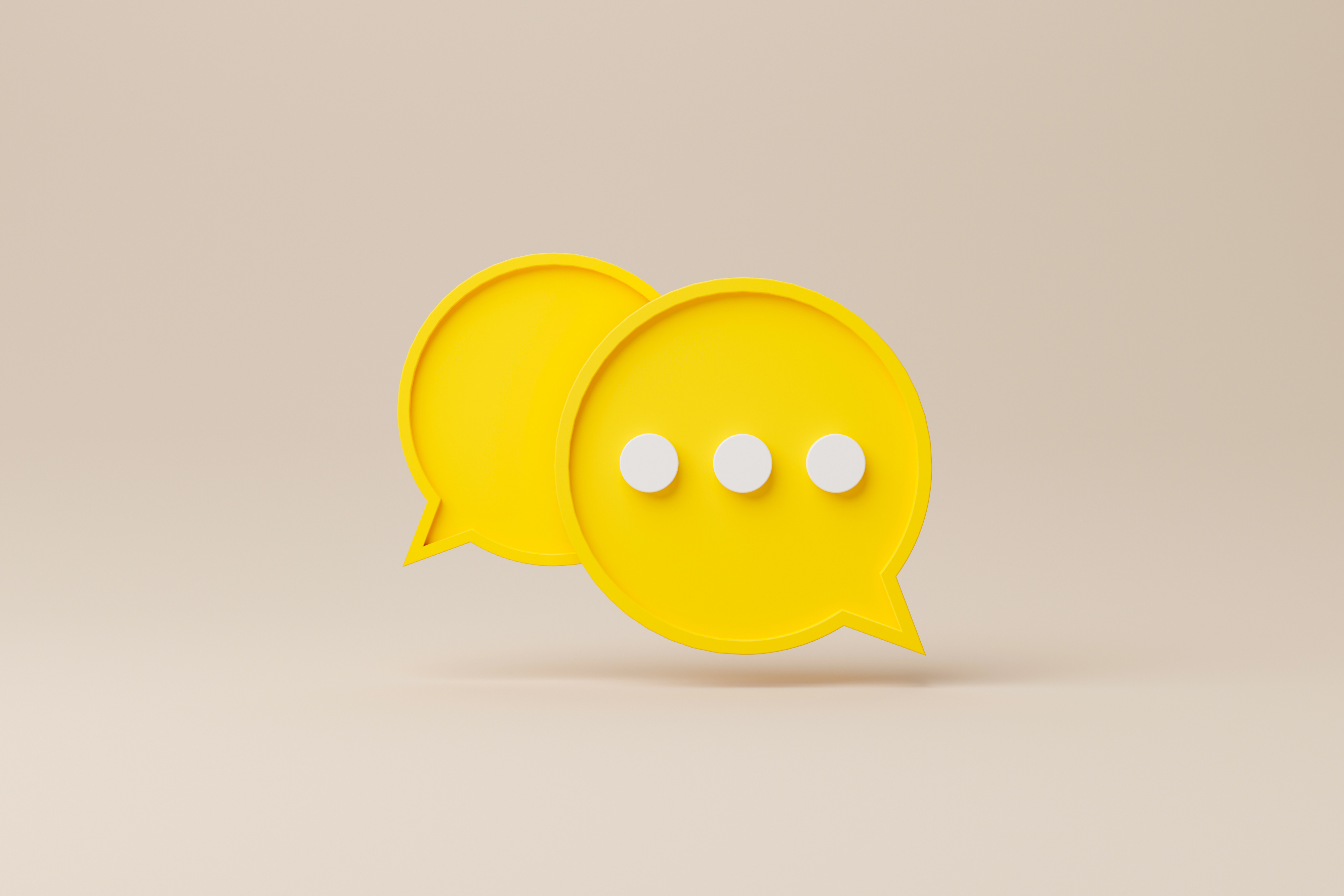 Yellow speech bubble on background. Chat icon symbolic. Online m zwei symbolisierte Sprechblasen